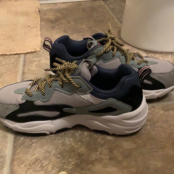 women’s Fila tennis shoe - Picture 4 of 5